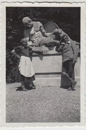 (F24192) Orig. Foto Kelheim, Personen am Denkmal vor Befreiungshalle 1930er
