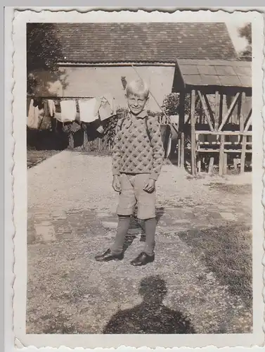 (F24190) Orig. Foto Junge mit Schulranzen im Dorf 1930er