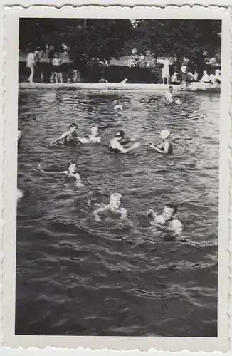 (F24189) Orig. Foto Personen in einem Schwimmbad 1930er