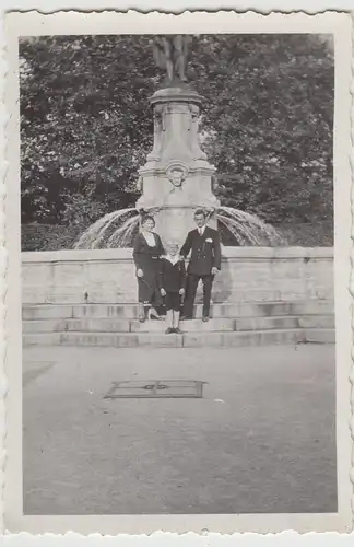 (F24186) Orig. Foto Personen Familie an einem Brunnen 1930er