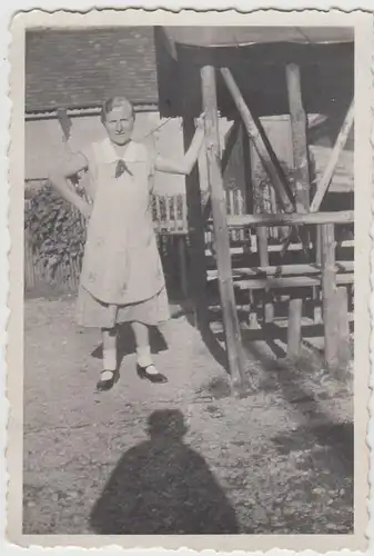 (F24182) Orig. Foto Frau am überdachten Freisitz a. Holz 1930er