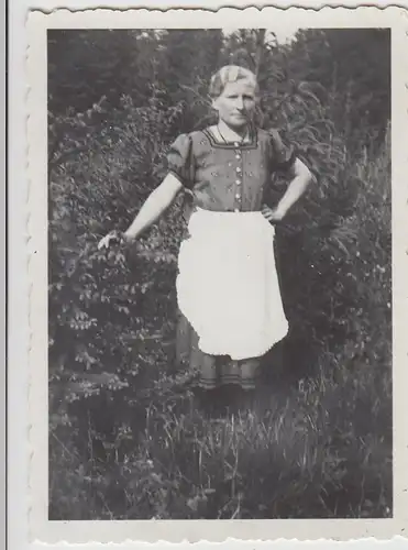 (F24181) Orig. Foto Frau m. Schürze im Freien 1930er