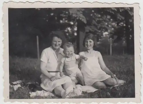 (F24180) Orig. Foto Frauen u. Kleinkind auf Wiese 1930er