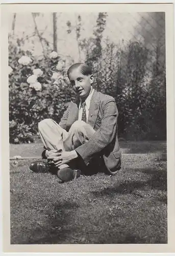 (F24173) Orig. Foto junger Mann sitzt im Garten 1932