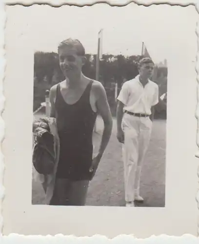 (F24172) Orig. Mini-Foto junge Männer im Freien, Neuenahr 1932