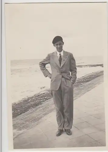 (F24168) Orig. Foto Norderney, junger Mann am Strand 1932
