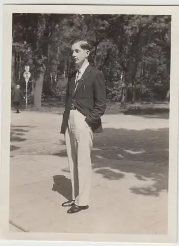 (F24159) Orig. Foto junger Mann a.d. Straße 1932