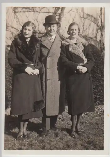 (F24158) Orig. Foto Herr m. Damen im Freien 1932