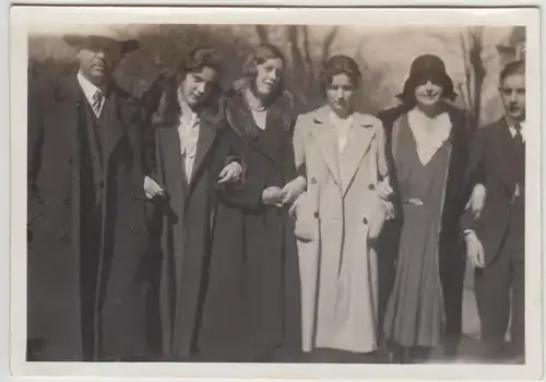 (F24144) Orig. Foto junge Damen, Spaziergang in Bremen 1931