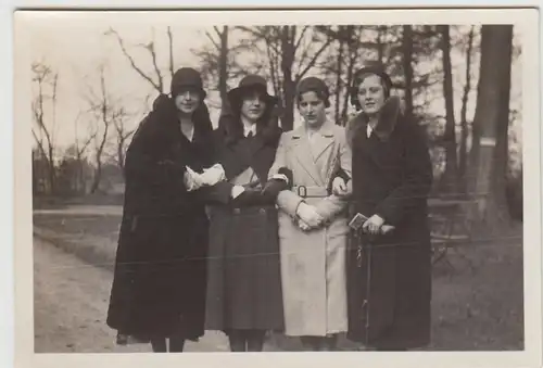 (F24143) Orig. Foto Bremen, junge Damen, Spaziergang im Höpkens Park 1931