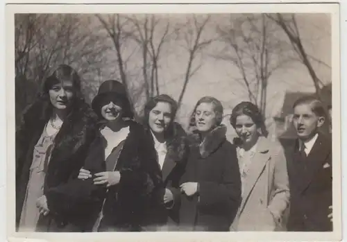 (F24141) Orig. Foto junger Mann u. 5 Damen, Spaziergang in Bremen 1931