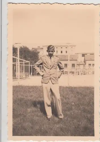 (F24136) Orig. Foto Norderney, junger Mann am Tennisplatz 1931