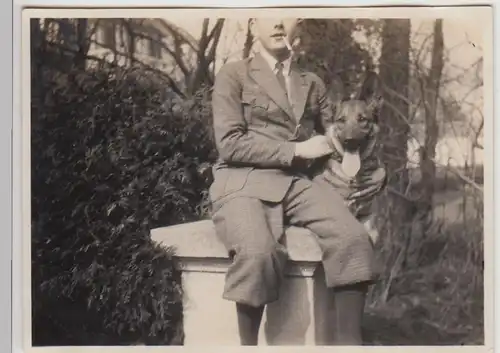 (F24111) Orig. Foto junger Mann m. Zigarette u. Hund a. Steinsäule 1929