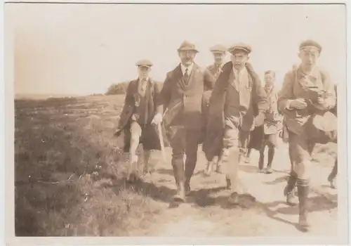 (F24097) Orig. Foto Personen wandern auf den Wilseder Berg 1928