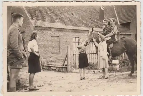 (F24092) Orig. Foto R.A.D.-Lager, Personen mit Pferd 1930er