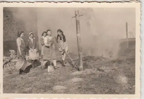 (F24091) Orig. Foto R.A.D.-Frauen arbeiten im Freien 1930er