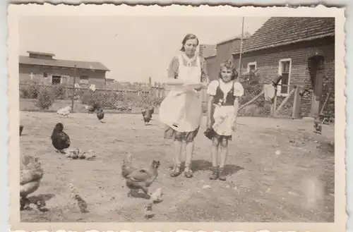 (F24090) Orig. Foto Frau und Mädchen m. Hühner a.d. Bauernhof 1930er