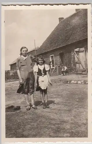 (F24083) Orig. Foto Frau und Mädchen vor einem Bauernhaus 1930er