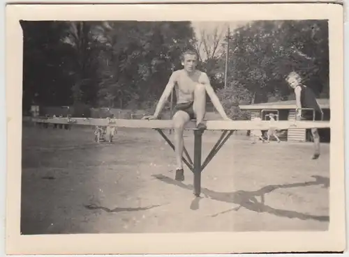 (F24078) Orig. Foto junger Mann auf Kinderspielplatz, Karussell 1930er