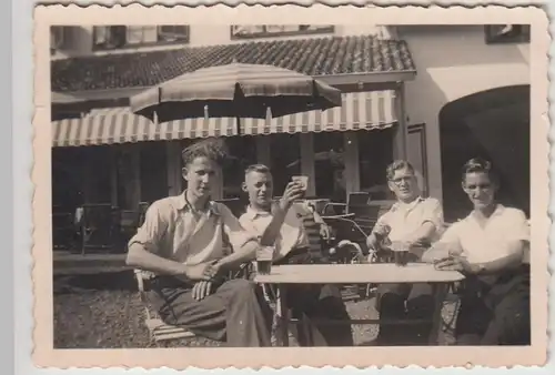 (F24075) Orig. Foto junge Männer in einem Gartenlokal 1930er