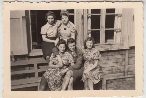 (F24074) Orig. Foto Frauen vom R.A.D.-Lager Garstedt an einer Baracke 1930er