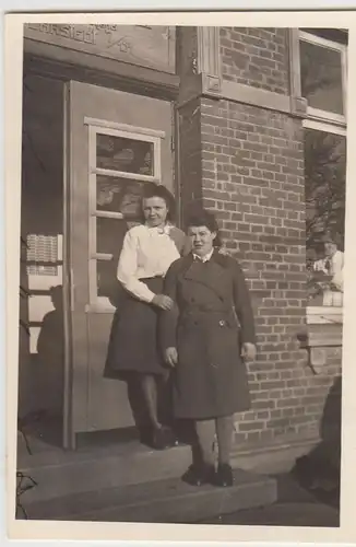 (F24071) Orig. Foto Garstedt, Frauen vor Eingang R.A.D.-Lager 1930er
