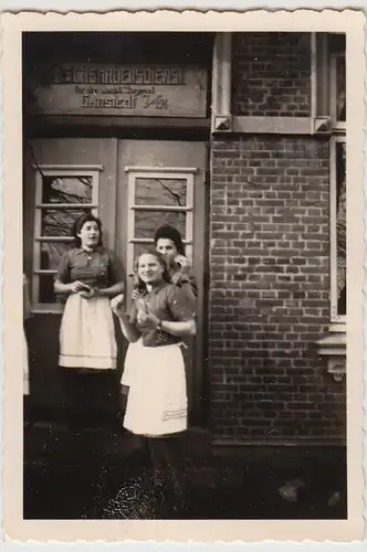 (F24070) Orig. Foto Garstedt, Frauen vor Eingang R.A.D.-Lager 1930er