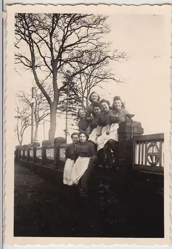 (F24069) Orig. Foto Frauen am Zaun vom R.A.D.-Lager Garstedt 1930er