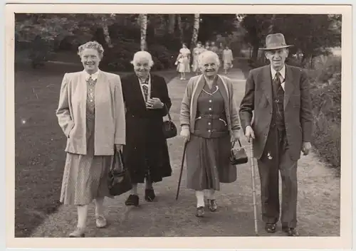 (F24052) Orig. Foto Bad Salzuflen, ältere Personen spazieren 1956