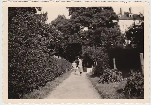 (F24051) Orig. Foto Arolsen, Personen auf einem Weg 1960er