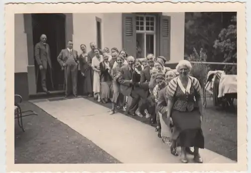 (F24039) Orig. Foto Bad Bertrich, Personen am K.d.F.-Heim (Hotel Dimmig) 1937