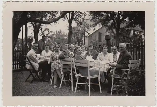(F24037) Orig. Foto Kennfus b. Bad Bertrich, Personen sitzen an Tafel 1937