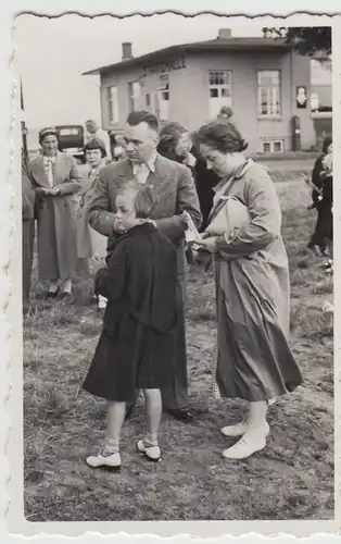 (F24020) Orig. Foto Norderney, Personen an der Strandhalle 1934