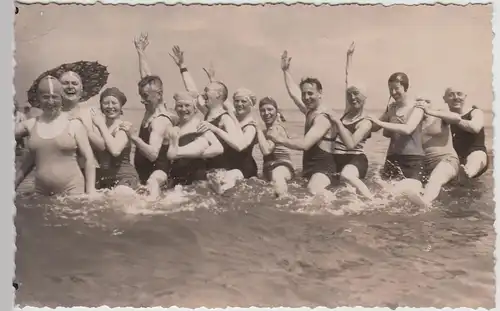 (F24012) Orig. Foto Norderney, Badegäste im Wasser 1934