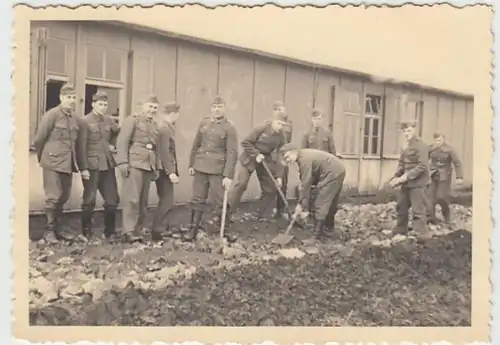 (F2402) Orig. Foto 2.WK, Soldaten bei der Arbeit a.d. Baracke, 1940er