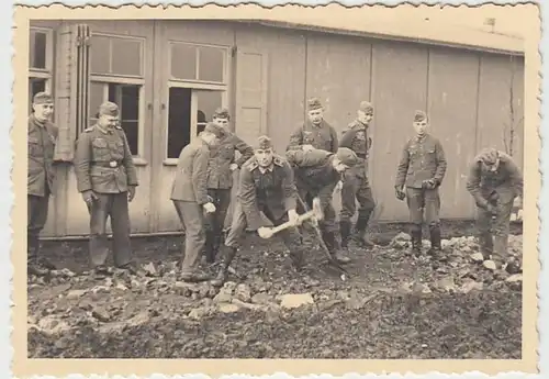 (F2401) Orig. Foto 2.WK, Soldaten bei der Arbeit, Stein hauen, 1940er