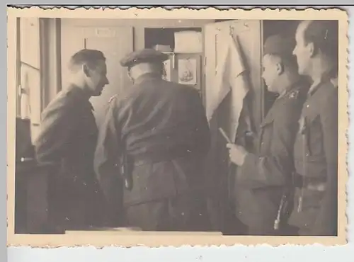 (F2400) Orig. Foto 2.WK, Soldaten-Ausbildung, Spind-Kontrolle, 1940er