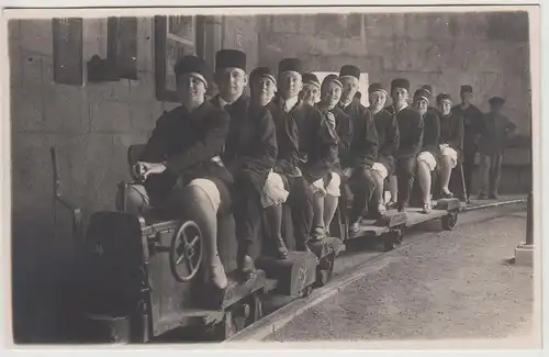 (F23993) Orig. Foto Berchtesgaden, Salzbergwerk, Gäste a. Grubenbahn 1928