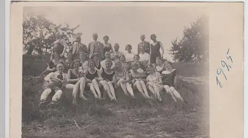 (F23982) Orig. Foto Gruppenbild im Freien in Bad Salzig 1925