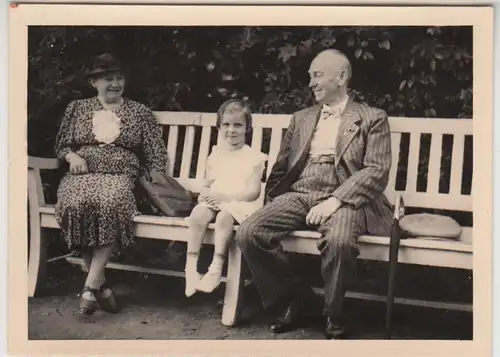 (F23979) Orig. Foto Schwetzingen, Personen m. Kind a. Bank im Schlosspark 1938