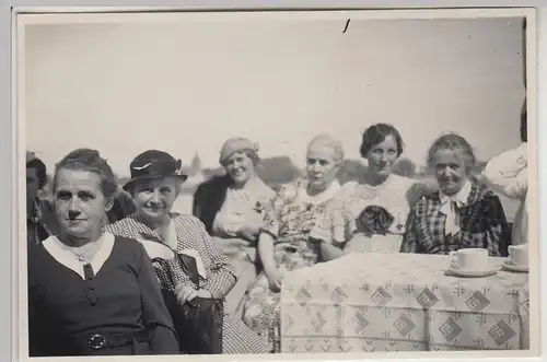 (F23978) Orig. Foto Frauen sitzen am Tisch am Rhein, Vat. Frauen-Verein 1934