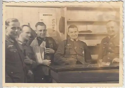 (F2396) Orig. Foto 2.WK, Wehrmacht-Soldaten in Mannschaftsstube, 1940er