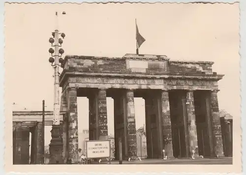 (F23918) O. Foto Berlin, Brandenburger Tor, Tafel >Anfang demokr. Sektor...< '56