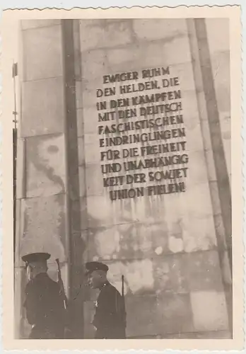 (F23916) Orig. Foto Berlin, Inschrift am sowjetischen Ehrenmal, Wache 1956