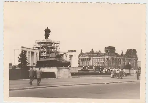 (F23914) Orig. Foto Berlin, sowjetisches Ehrenmal und Reichstag 1956