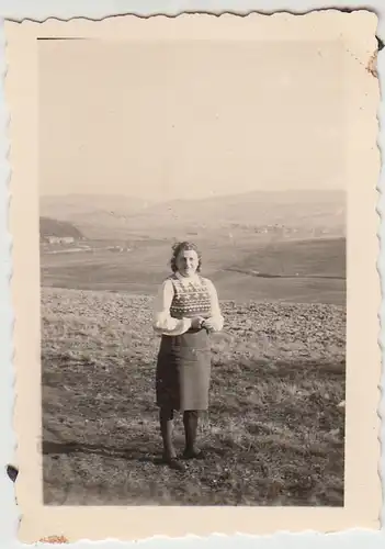 (F23891) Orig. Foto junge Frau spaziert in Immingerode 1930er