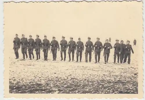 (F2389) Orig. Foto 2.WK, Soldaten marschieren nebeneinander, Ausbildung