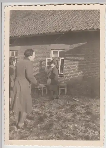 (F23882) Orig. Foto Immingerode, Damen steigen durch das Fenster 1930er