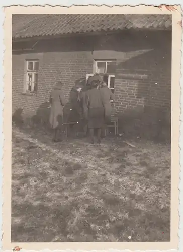 (F23881) Orig. Foto Immingerode, Damen steigen durch das Fenster 1930er