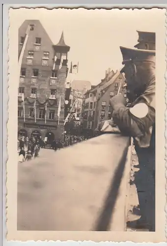 (F23818) Orig. Foto deutsche Soldaten in einer geschmückten Stadt 1930/40er